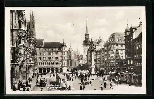 AK München, Marienplatz, Strassenbahnen und Passanten