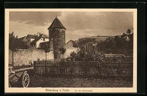 AK Rotenburg a. Fulda, Partie an der Stadtmauer, Mädchen auf einem Kartren