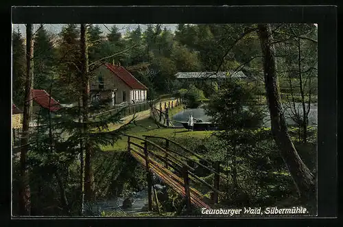 AK Silbermühle im Teutoburger Wald, Kind neben einem Boot an der Mühle