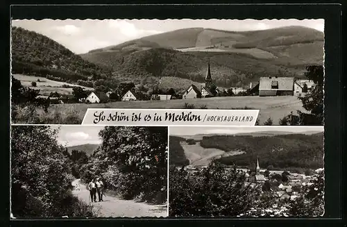 AK Medelon im Hochsauerland, Ortspanorama mit der Kirche, Herren auf dem Wanderweg