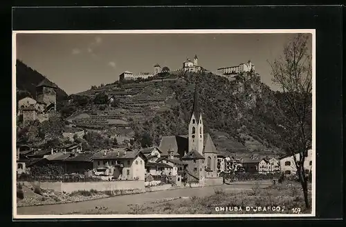 AK Chiusa D`Isarco, Blick auf die Kirche und das Schloss auf dem Berg