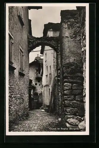 AK Soglio /Bergell, Strasse Gasse mit alten Häusern
