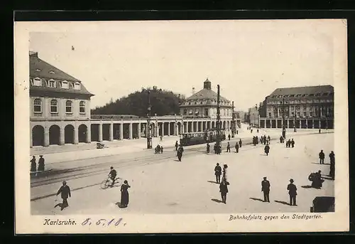 AK Karlsruhe, Bahnhofplatz mit Strassenbahn gegen den Stadtgarten