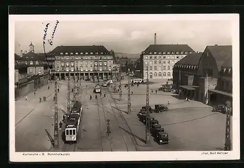 AK Karlsruhe i. B., Bahnhofsplatz mit Strassenbahn