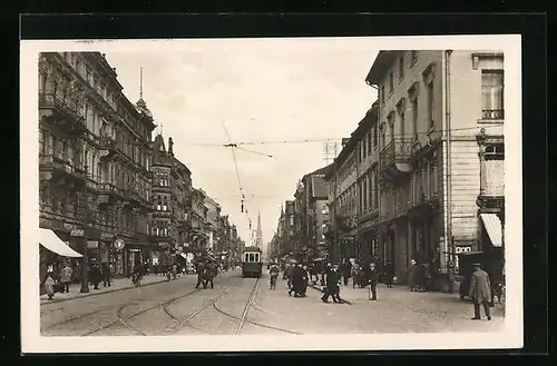 AK Karlsruhe, Kaiserstrasse mit Geschäften und Strassenbahn