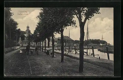 AK Tönning, Hafen-Allee mit Familie