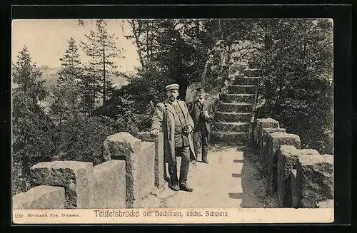 AK Hohnstein, Männer auf der Teufelsbrücke