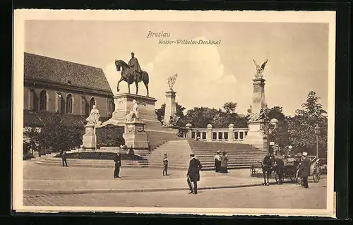 AK Breslau, Passanten vor dem Kaiser-Wilhelm-Denkmal