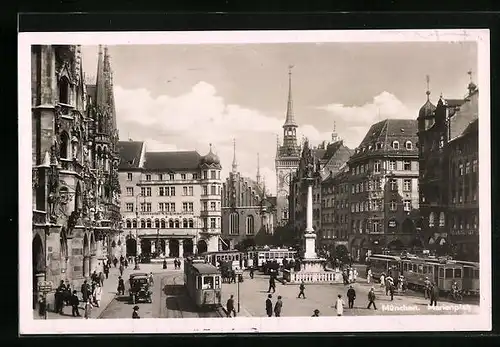 AK München, Strassenbahnen auf dem Marienplatz