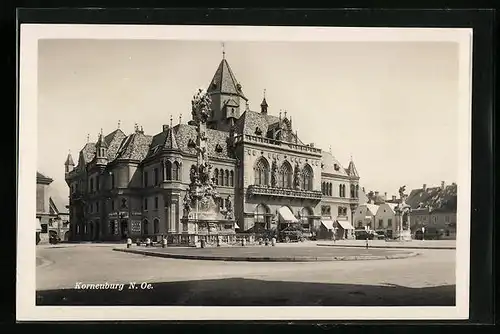 AK Korneuburg, Strassenpartie mit Gebäudeansicht und Denkmal