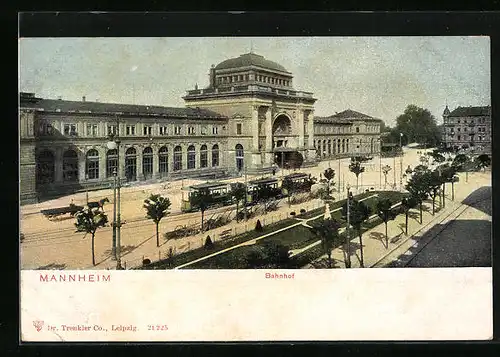 AK Mannheim, Strassenbahnen vor dem Bahnhof