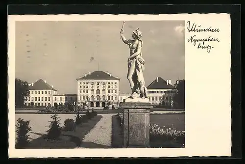 AK München, Nymphenburg vom Park mit Denkmal gesehen