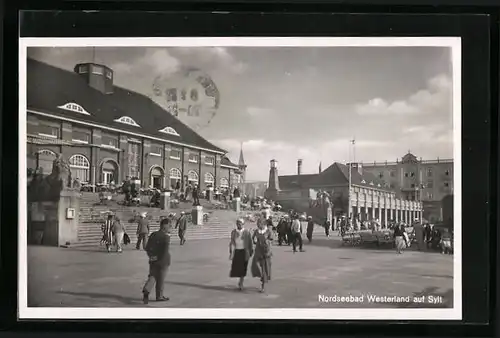 AK Westerland / Sylt, Passanten vor dem Kurhaus