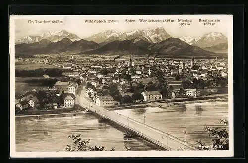 AK Rosenheim, Flusspartie mit Brücke, Gipfelpanorama mit Breitenstein, Solen, Wendelstein und Gr. Traithen
