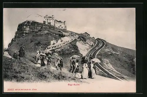 AK Rigi-Kulm, Besucher warten auf die Bergbahn