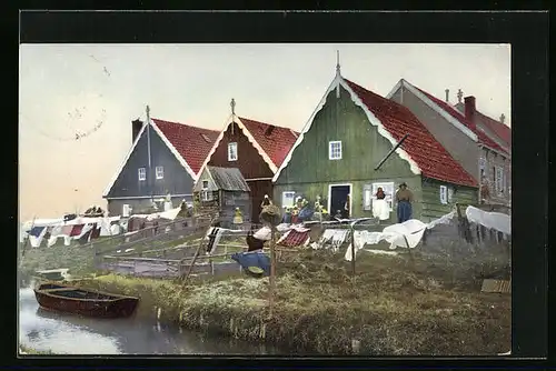 Künstler-AK Photochromie Nr. 1425: Dorfbewohner hängen die Wäsche am Fluss auf