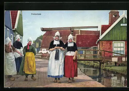 Künstler-AK Photochromie Nr. 4479: Volendam, Niederländerinnen mit weissen Hauben und Holzschuhen beim Spaziergang
