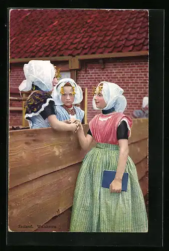 Künstler-AK Photochromie Nr. 2964: Mädchen mit weisser Hauber unterhalten sich am Gartenzaun