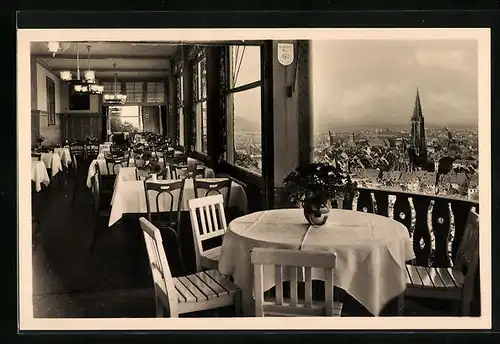AK Freiburg im Schwarzwald, Gastraum im Schlossberg Restaurant mit Blick auf die Stadt