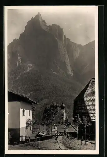 AK St. Valentin, Strassenpartie mit Blick auf die Dolomiten