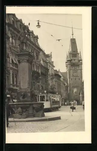 AK Freiburg i. Br., Strassenbahn am Denkmal