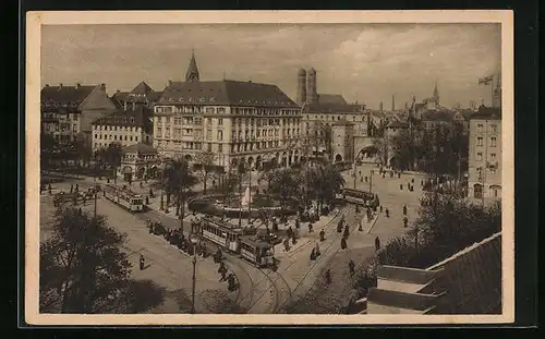 AK München, Sendlingertorplatz mit dem Sendlingertor, Passanten und Strassenbahnen
