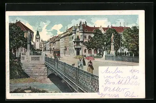 AK Freiburg i. Br., Passanten auf der Kaiserstrassenbrücke, Strassenbahn am martinsthor