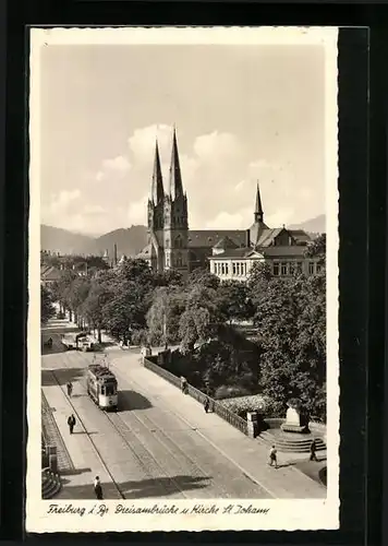 AK Freiburg i. Br., Strassenbahn auf der Dreisambrücke mit der Kirche St. Johann