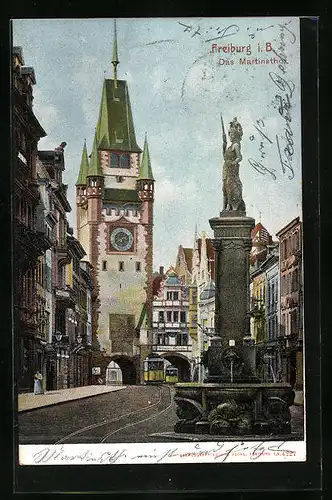 AK Freiburg i. B., Brunnen vor dem Martinsthor, eine Strassenbahn darunter
