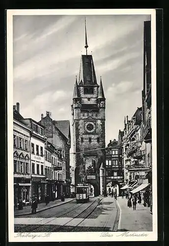 AK Freiburg i. B., Strassenbahn vor dem Martinstor