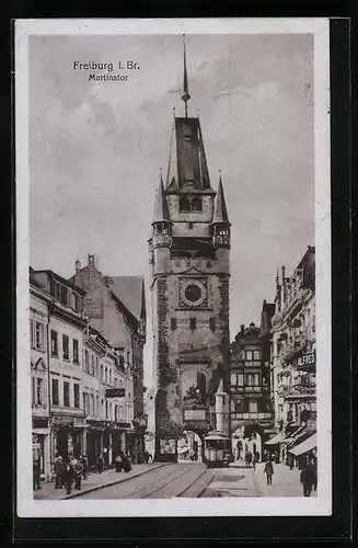 AK Freiburg i. B., Passanten und Strassenbahn am Martinstor