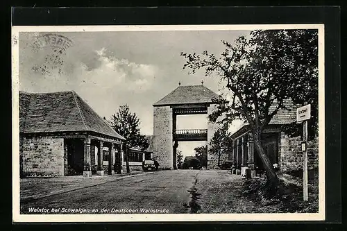 AK Schweigen a. d. Deutschen Weinstrasse, Blick zum Weintor
