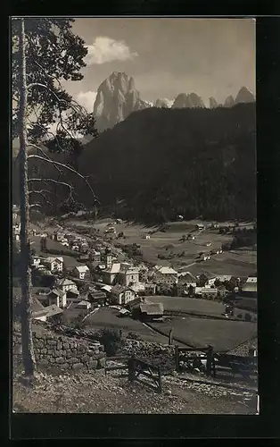 AK St. Ulrich in Gröden, Ortsansicht gegen Dolomitengipfel