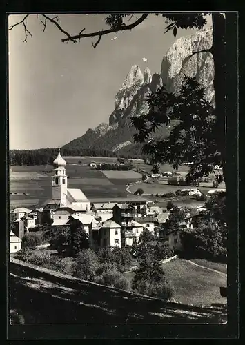 AK Völs am Schlern, Ortsansicht mit Dolomitengipfeln