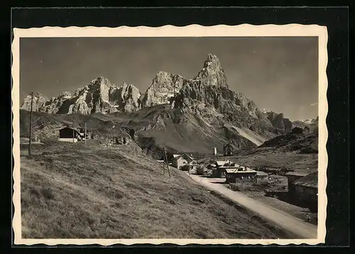 AK Passo Rolle, Ortsansicht mit schroffen Gipfeln