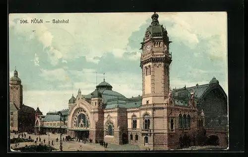 AK Köln, Passanten vor dem Bahnhof