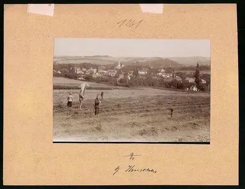 Fotografie Brück & Sohn Meissen, Ansicht Bad Kreischa, Kinder lassen Drachen steigen auf dem Feld mit Blick zum Ort