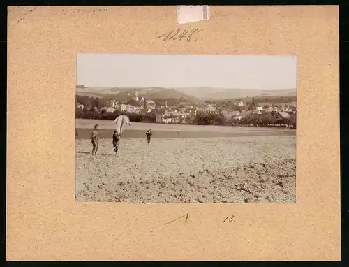 Fotografie Brück & Sohn Meissen, Ansicht Bad Kreischa, Kinder spielen mit ihrem Drachen auf dem Feld, Blick auf den Ort