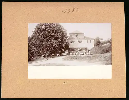 Fotografie Brück & Sohn Meissen, Ansicht Karlsbad, Partie am Restaurant Kleines Versailles mit Gästen