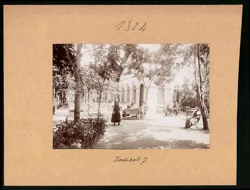 Fotografie Brück & Sohn Meissen, Ansicht Karlsbad, Partie im Garten des Cafe Egerländer mit Wirtin und Gästen