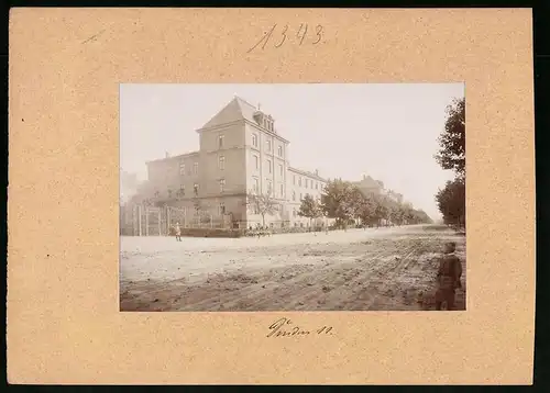 Fotografie Brück & Sohn Meissen, Ansicht Dresden, Partie an der Kaserne des Königlich Sächsischen Gardereiter-Regiments