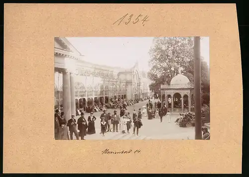 Fotografie Brück & Sohn Meissen, Ansicht Marienbad, Kurgäste und Blick auf die Kreuzbrunnen-Colonade