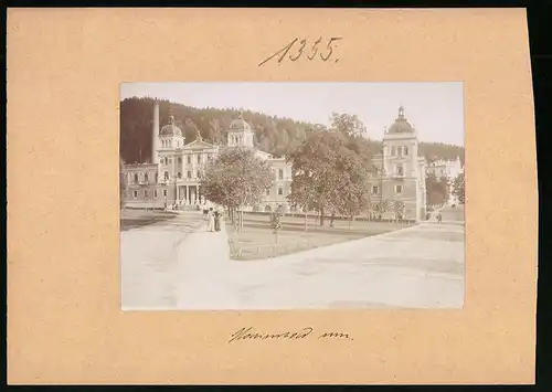 Fotografie Brück & Sohn Meissen, Ansicht Marienbad, Blick auf das Neubad mit flanierenden Frauen