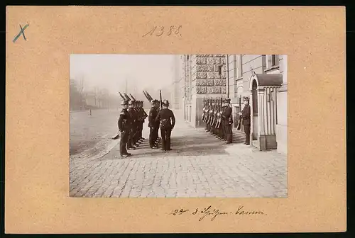 Fotografie Brück & Sohn Meissen, Ansicht Dresden, Wachablösung des K.S. Schützen-Füsilier Regiment Prinz Georg Nr. 108