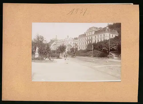 Fotografie Brück & Sohn Meissen, Ansicht Marienbad, Strassenpartie am Hotel Rudolfshof mit Statue