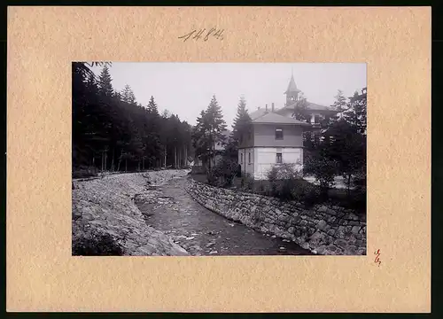 Fotografie Brück & Sohn Meissen, Ansicht Kipsdorf i. Erzg., Partie mit Fluss am Hotel Fürstenhof