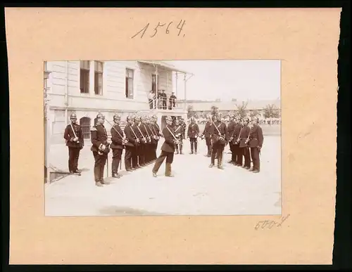 Fotografie Brück & Sohn Meissen, Ansicht Dresden, Ablösung der Kasernenwache des K.S. 4. Feldartillerie-Regiment Nr. 48