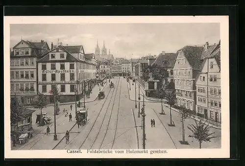 AK Kassel, Fuldabrücke mit Adler-Apotheke vom Holzmarkt gesehen