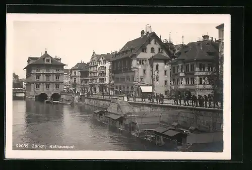 AK Zürich, Passanten am Rathausquai