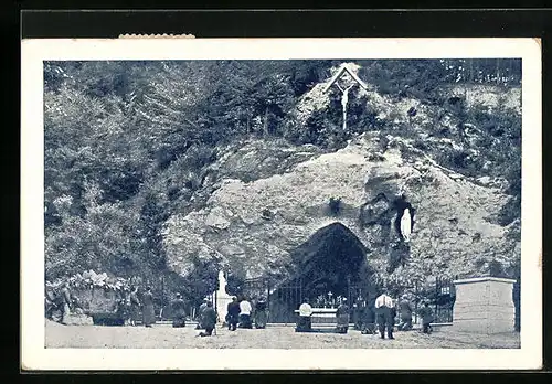 AK Maria-Gugging, Lourdes-Grotte mit betenden Besuchern